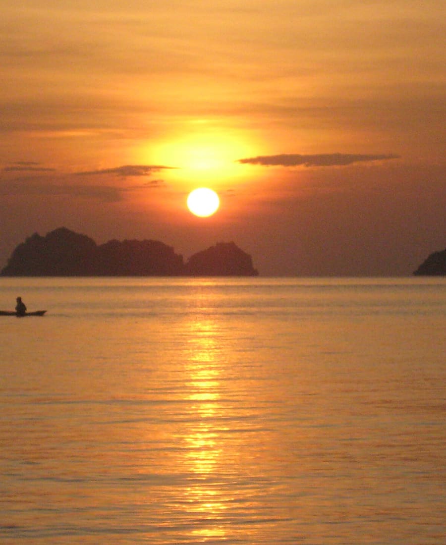 Longtail-Boot im Sonnenuntergang vor Koh Samui