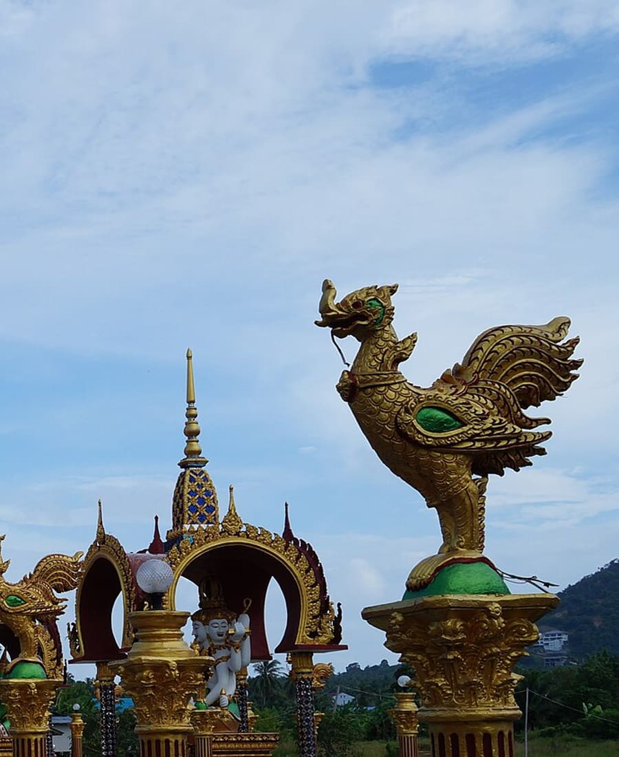 Goldene Figur an einer Tempelanlage auf Koh Samui
